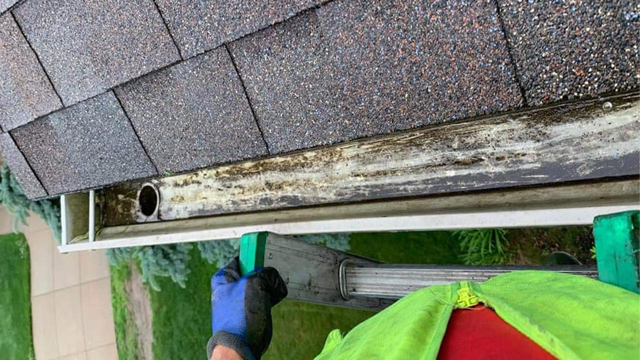Gutter cleaning result 2